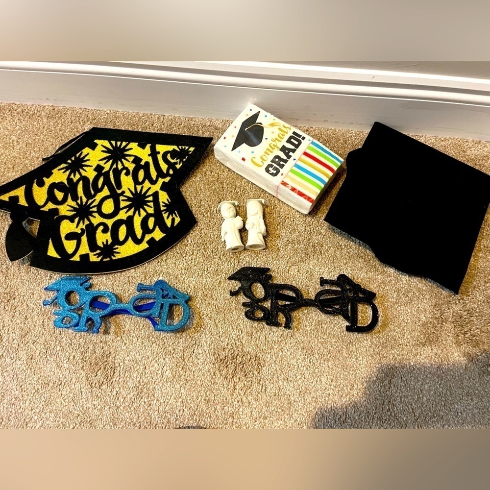 Graduation bundle :  ceramic graduates. Napkins. Glasses sign grad hat